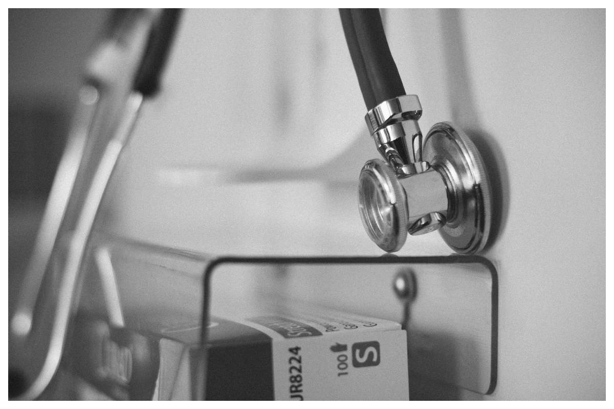 Camice e paura: quasi 18mila aggressioni a medici e infermieri nel 2025