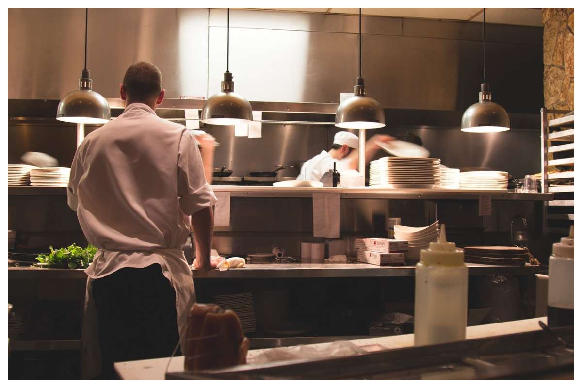 Scandalo nella cucina più famosa del mondo: lo chef star si dimette dopo accuse shock di abusi