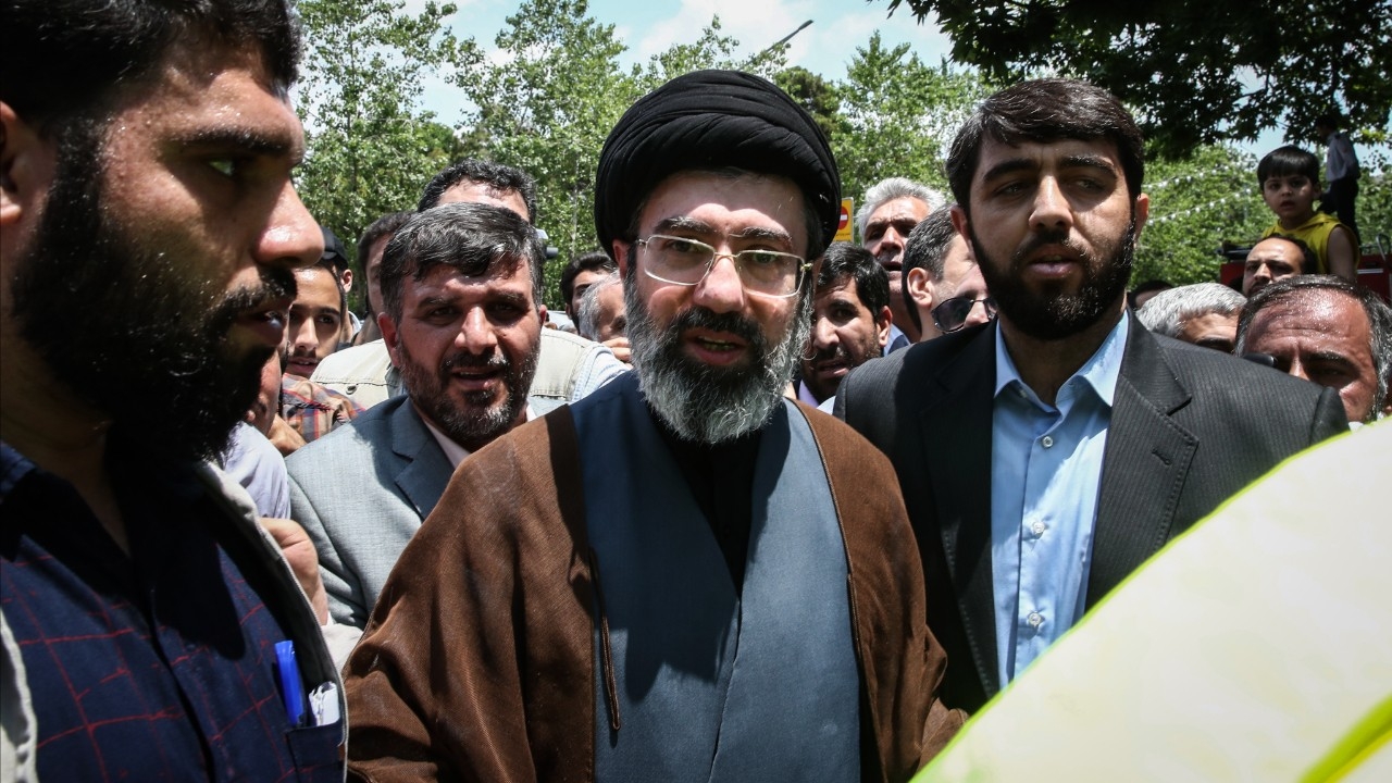 Mojtaba Khamenei è la nuova Guida Suprema dell’Iran: la successione sotto pressione dei Pasdaran che allontana la pace
