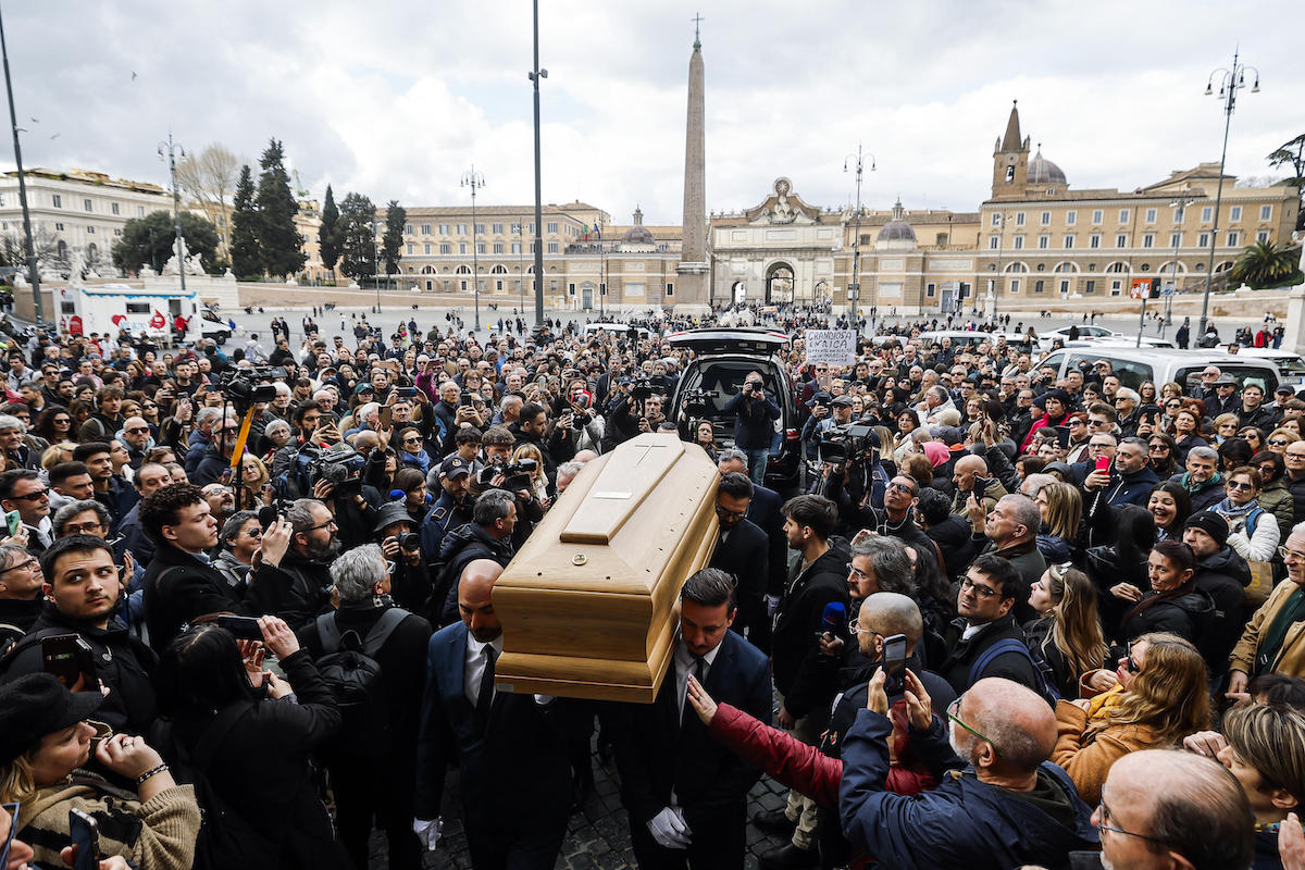 Enrica Bonaccorti, la lettera di Renato Zero ai funerali commuove Roma: “Passerai da me una, cento, mille, un miliardo di volte”