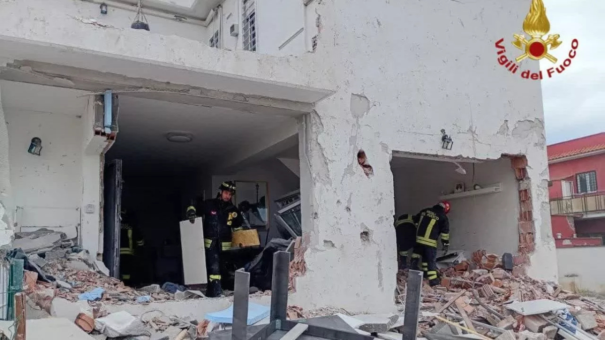 Esplosione a Roma Piana del Sole, crollano palazzine per una bombola gpl: due feriti gravi e 70 evacuati