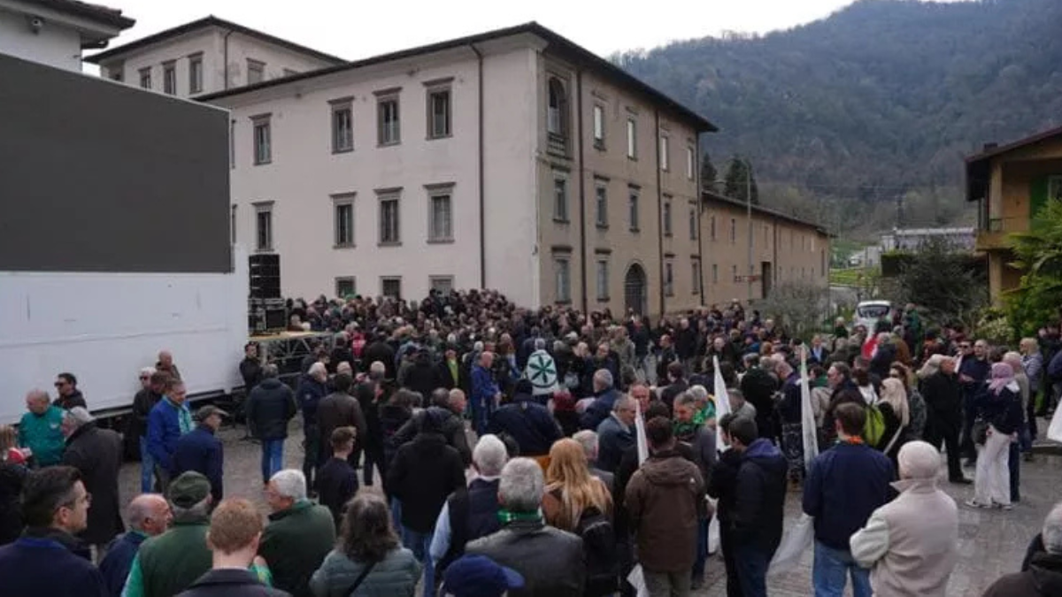 Funerali di Bossi, Salvini contestato a Pontida per la camicia verde: “Mollala, vergogna”. L’ultimo strappo davanti al feretro del Senatùr