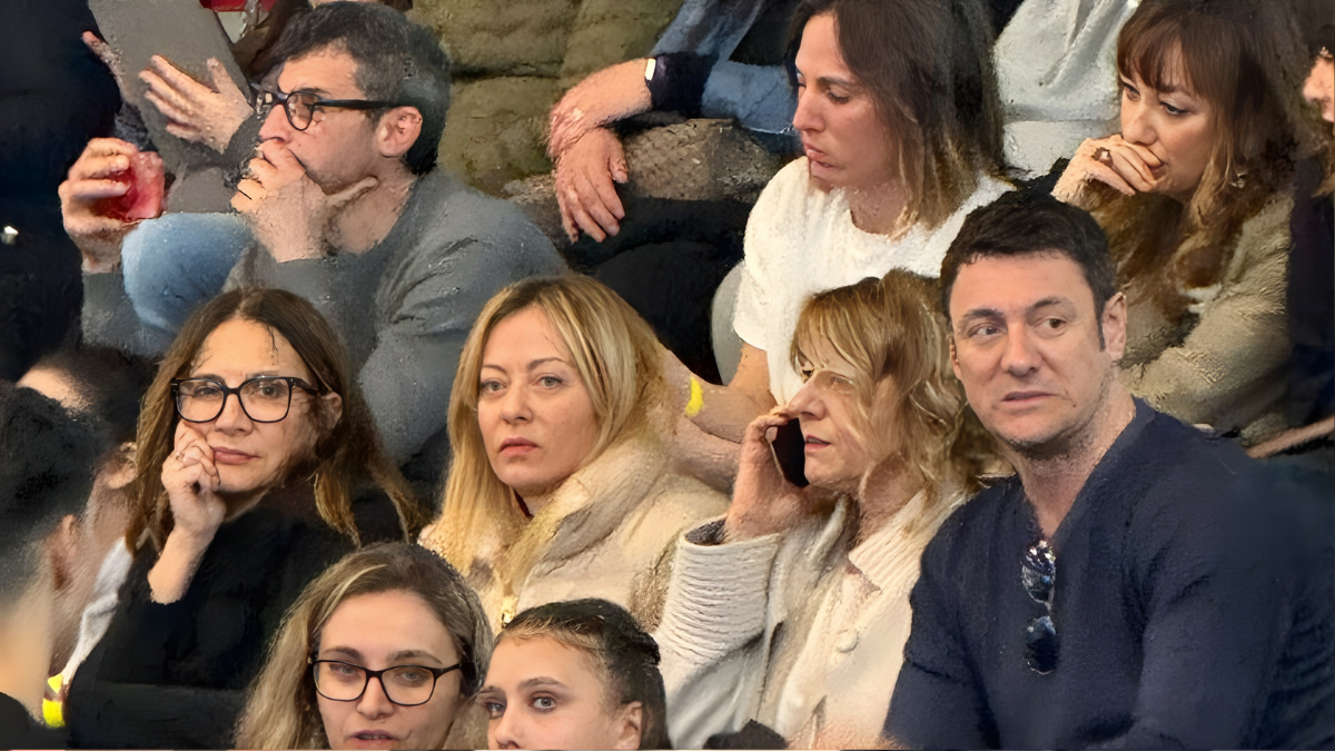 Il mondo in fiamme e Meloni è sugli spalti a Tivoli con Giambruno per la gara di danza della figlia Ginevra