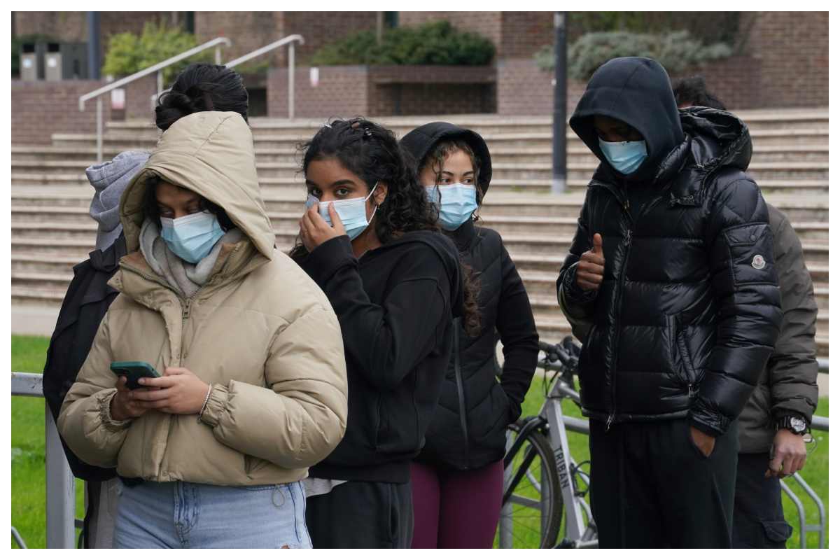 Meningite in Inghilterra, 20 casi dopo una notte in discoteca: allarme sui “super diffusori” e i rischi per l’Italia