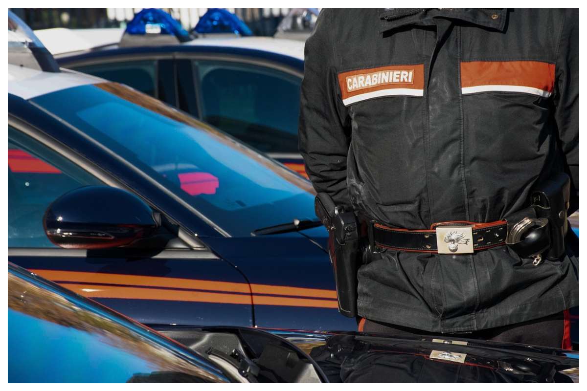 Roma, scavano sotto una pizzeria chiusa e trovano ossa umane: scattano le indagini