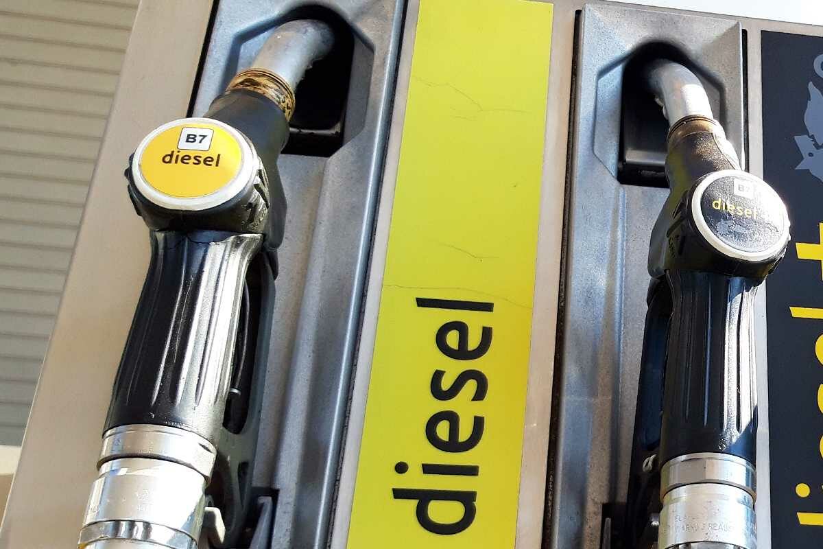 Benzina e Diesel, scatta la nuova stangata: prezzi in rialzo, ecco quanto costa fare il pieno