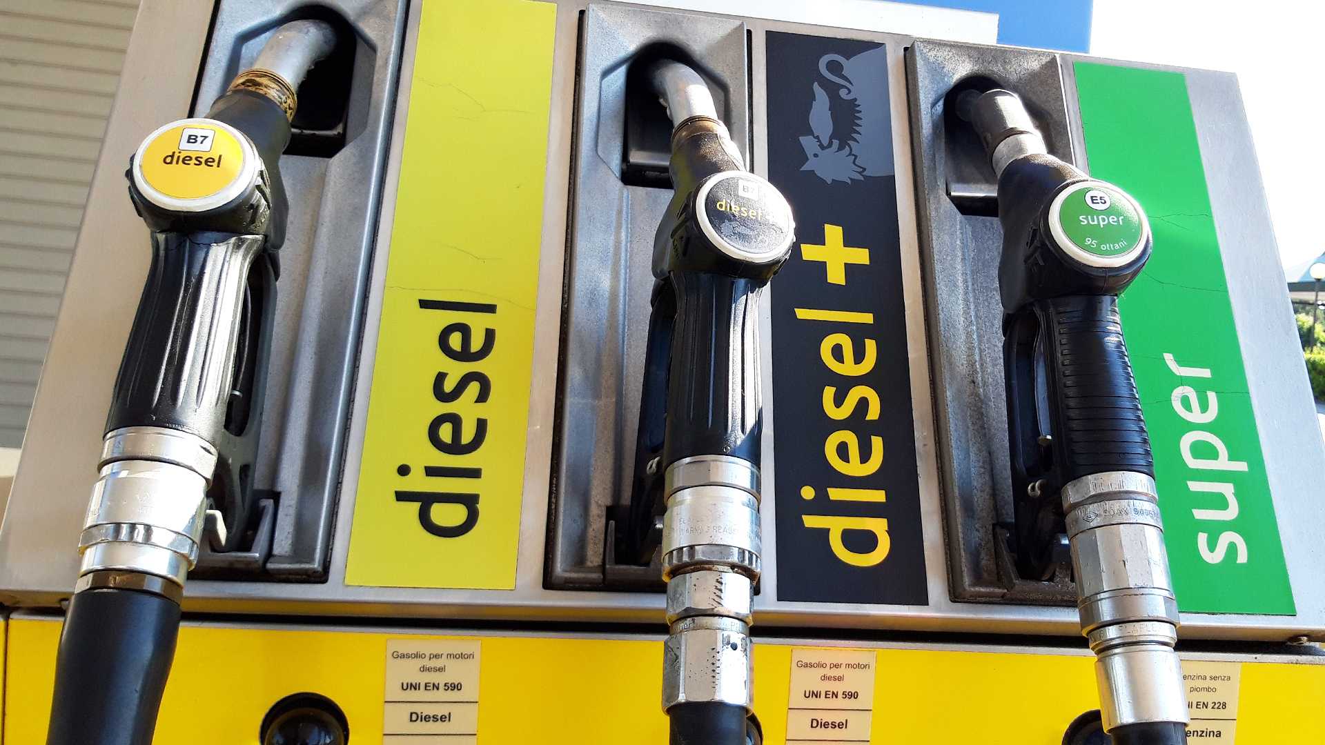 Carburanti alle stelle, il diesel supera i 2 euro al litro: pieno sempre più caro e scatta l’allarme inflazione