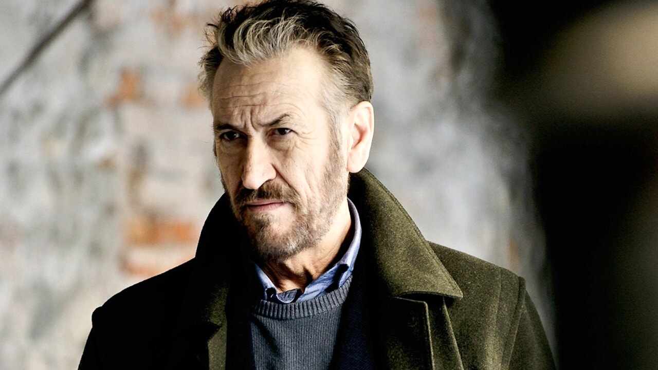 Rocco Schiavone ferito, ma questa volta davvero. Marco Giallini cade e si frattura un femore sul set