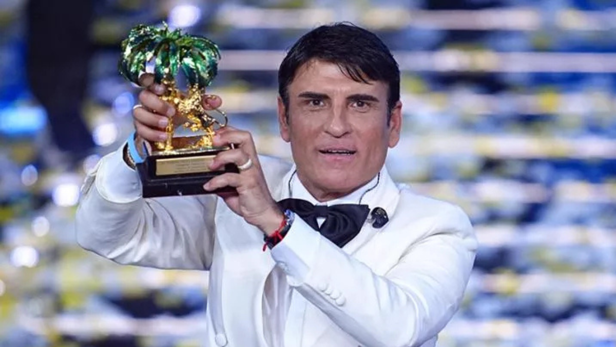 Il gesto di Sal Da Vinci: niente festa a Napoli nel giorno dell’addio al piccolo Domenico. “Il bimbo prima di tutto”.