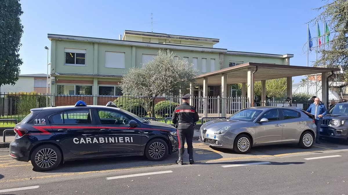 Terrore a scuola a Bergamo: docente accoltellata da un 13enne con la scritta “Vendetta” sulla maglia, è gravissima