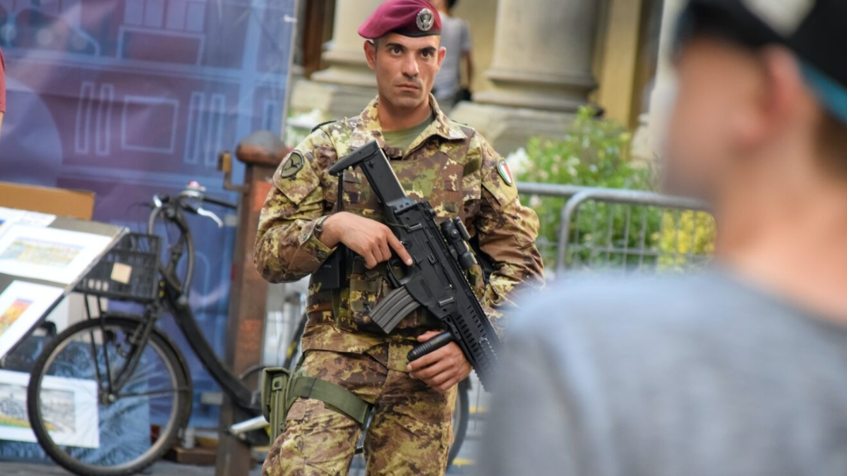 Italia in guerra, Crosetto alza l’allarme: “Il vero rischio non sono i missili, ma le cellule dormienti iraniane”