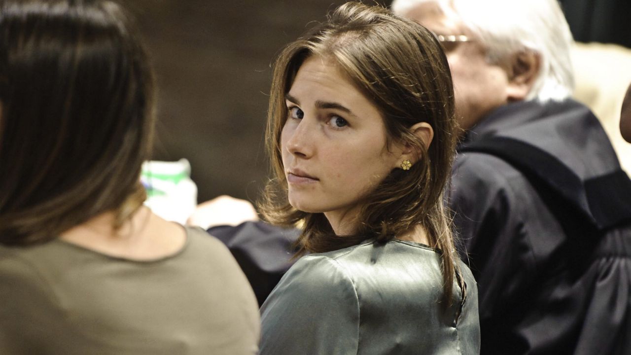 Meredith Kercher, la sorella Stephanie contro Amanda Knox: «Fermi lo spettacolo, usare ancora il suo nome è sconvolgente»