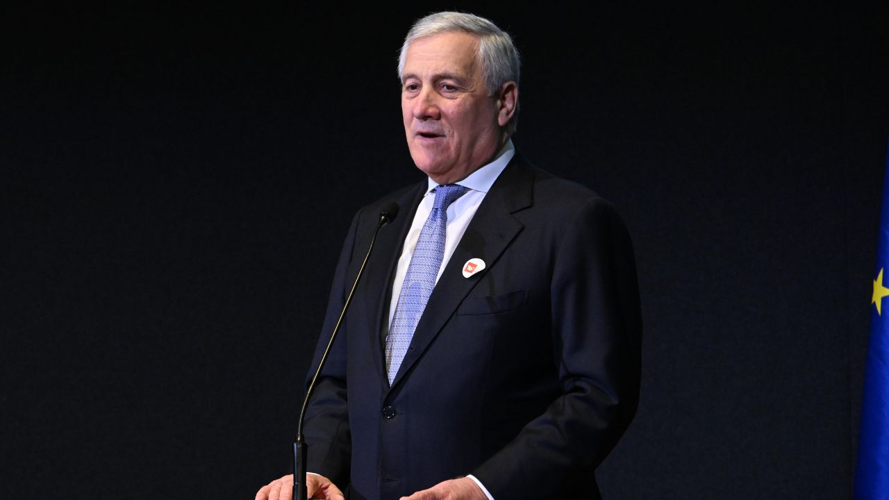Tajani commissariato dai Berlusconi e appeso a Meloni: Forza Italia lo scarica a pezzi mentre il 2027 diventa una trappola