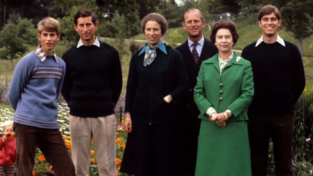 Balmoral: Regina Elisabetta, il Duca di Edimburgo e i figli - Principe Edoardo, Principe Carlo, Principessa Anna e Principe Andrea