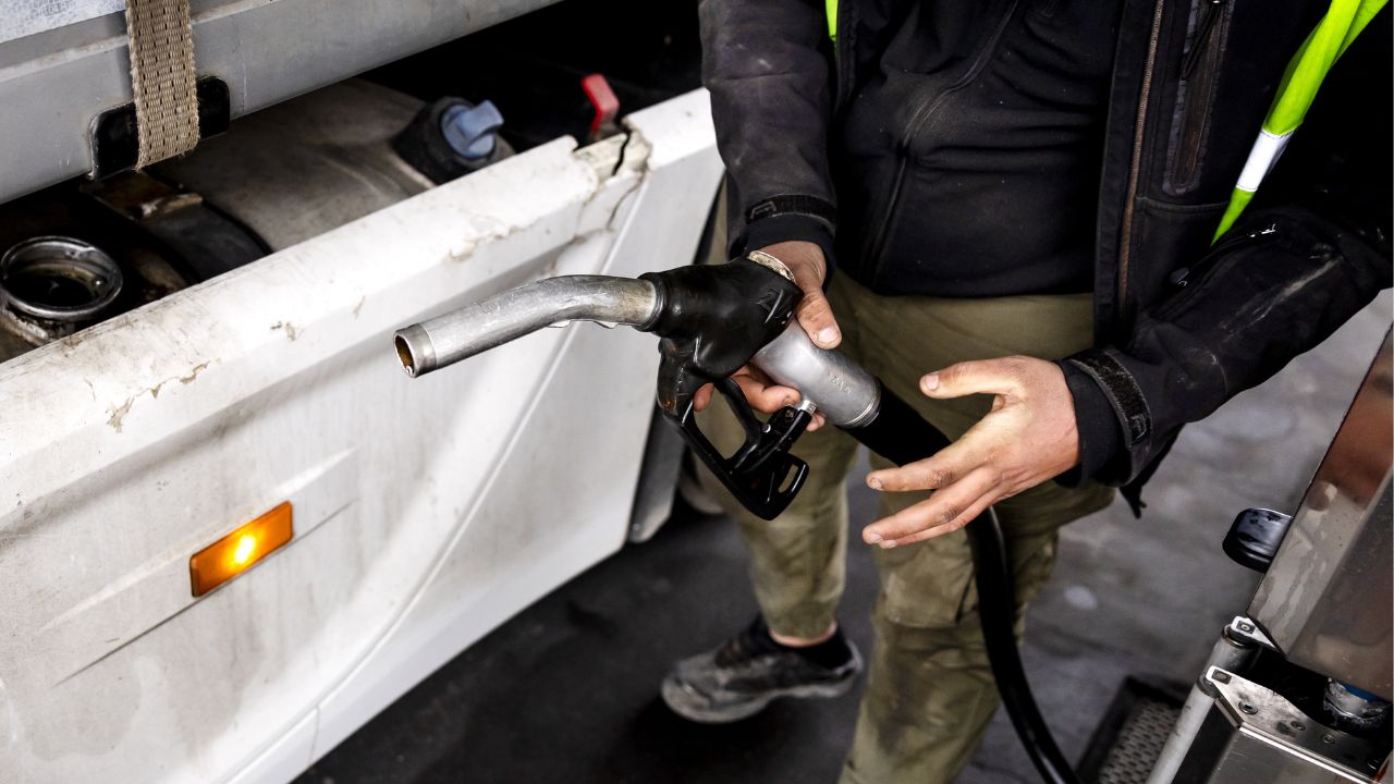 Benzina alle stelle, diesel quasi esaurito e Hormuz chiuso: per Meloni arriva la crisi energetica peggiore degli ultimi 40 anni