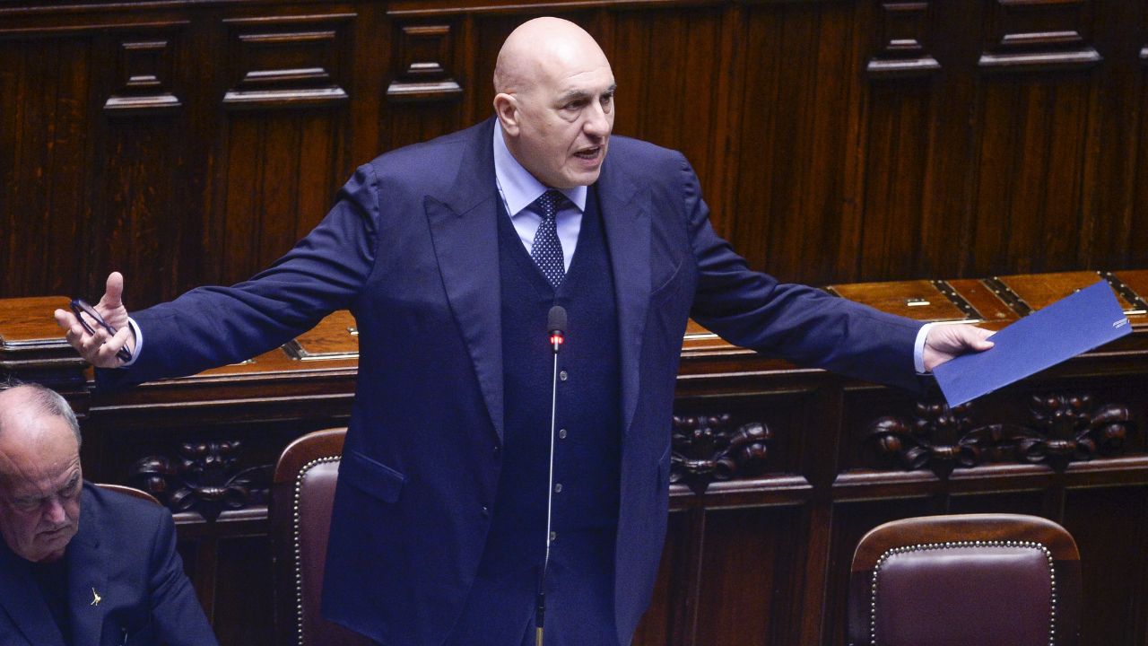 Crosetto sotto attacco alla Camera, Braga lo incalza su Trump e il ministro annota tutto: “Peggio di Ricciardi”. Così la guerra in Iran infiamma Montecitorio