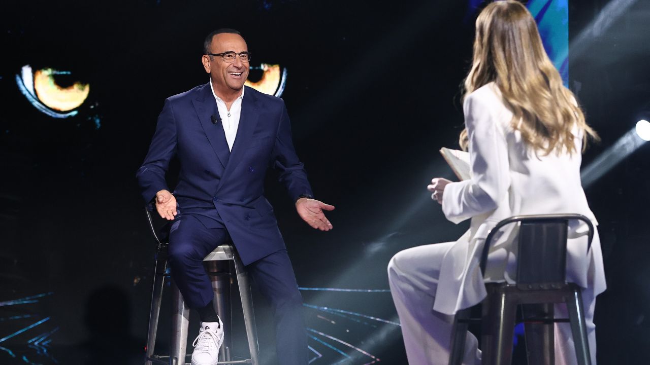 Carlo Conti senza filtri a Belve: i retroscena, De Martino, l’erede e la confessione sulla bisessualità