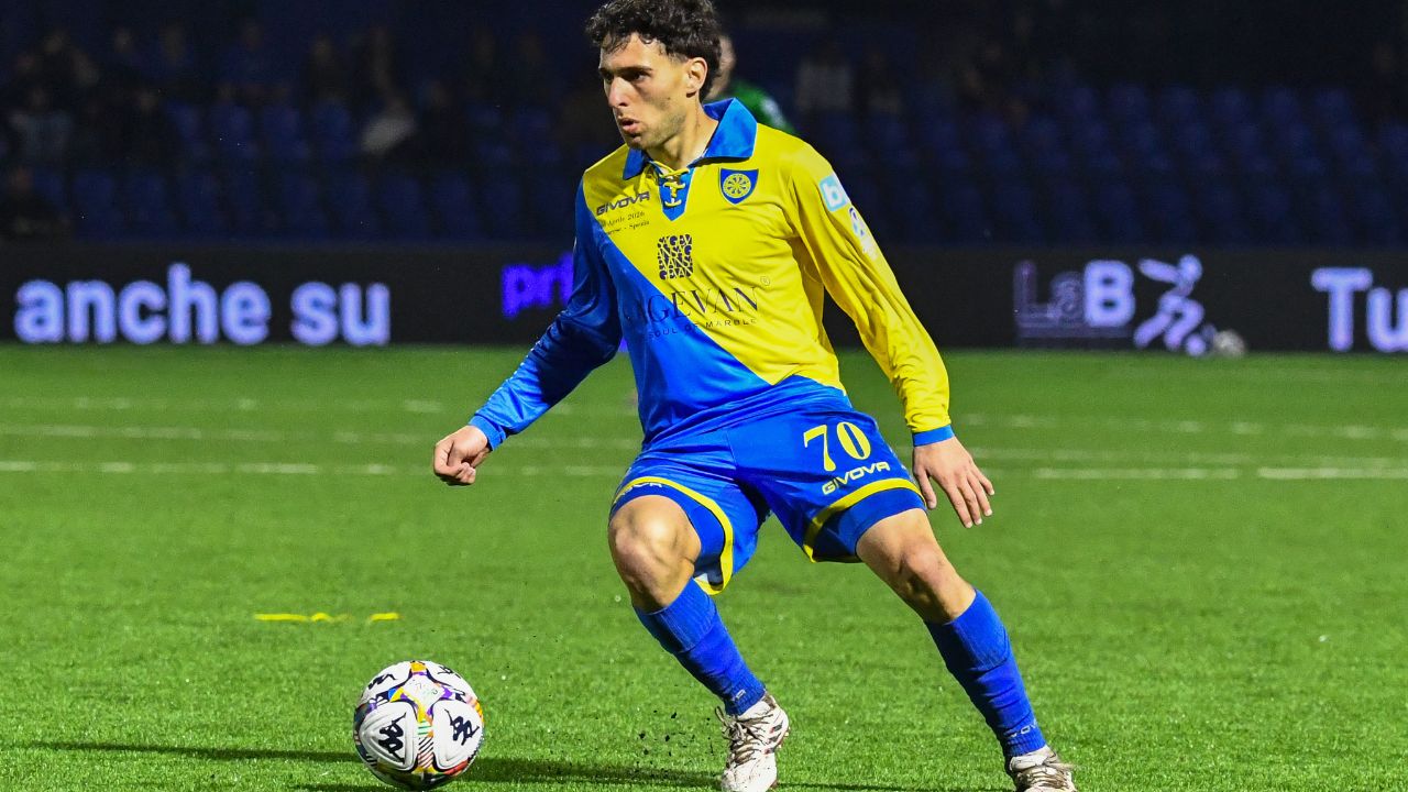 Il vescovo va in Curva per Carrarese-Spezia: monsignor Vaccari tra i tifosi e la passione di provincia che il calcio dei milioni ha dimenticato