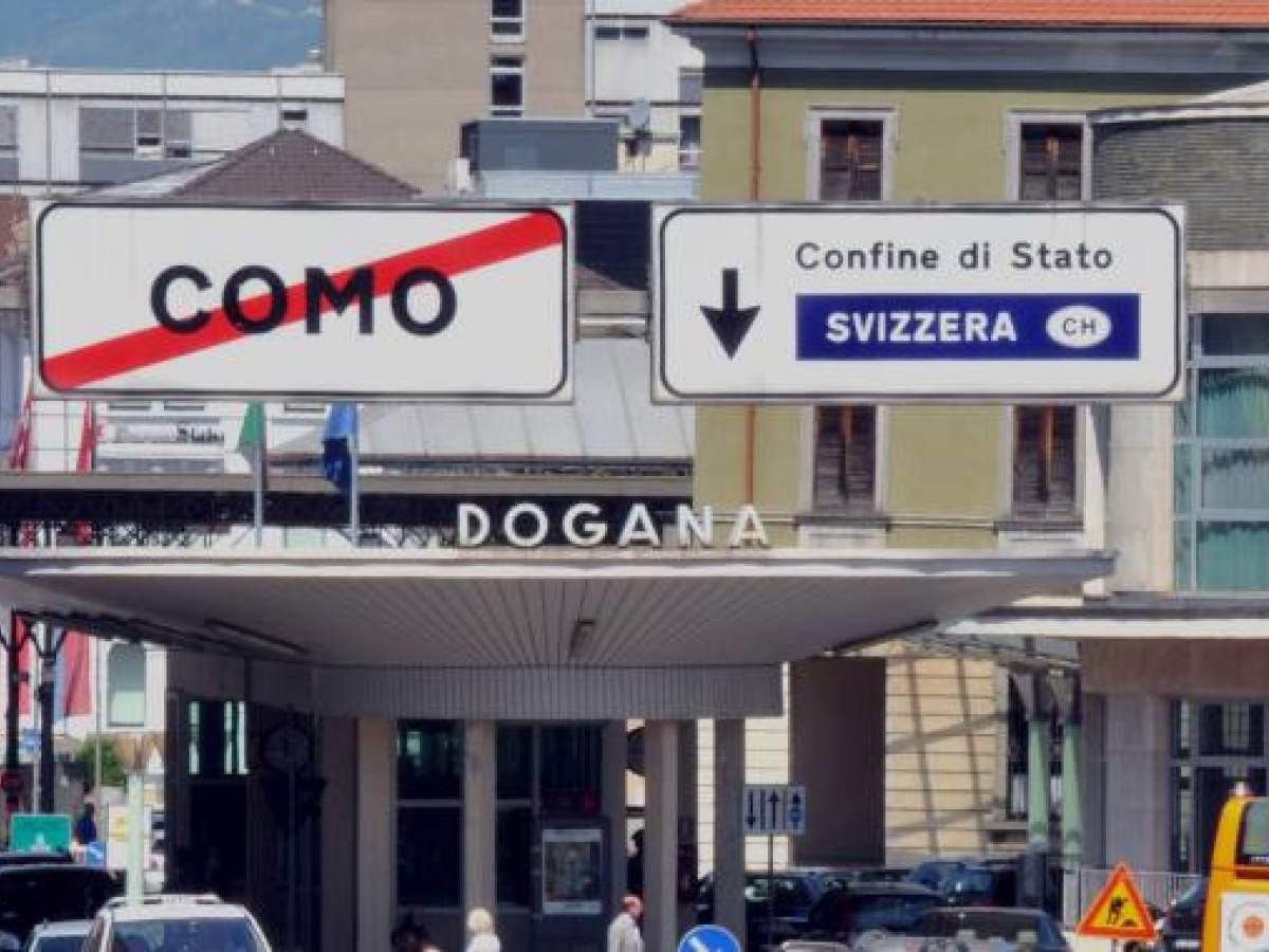 Benzina, prezzi ribaltati al confine: gli svizzeri scelgono l’Italia per fare il pieno e il Ticino resta indietro