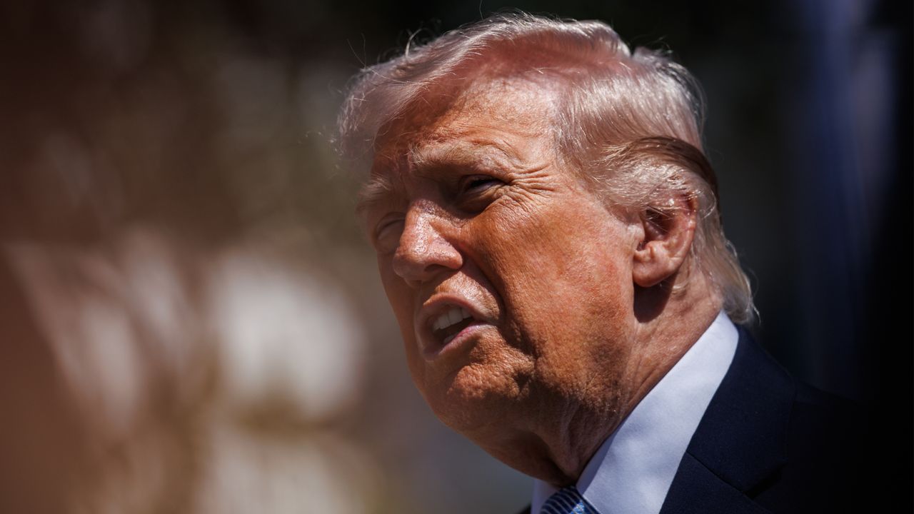 Trump minaccia la distruzione dell’Iran: “Un’intera civiltà morirà stanotte”. Attacchi già in corso e spettro dell’attacco nucleare