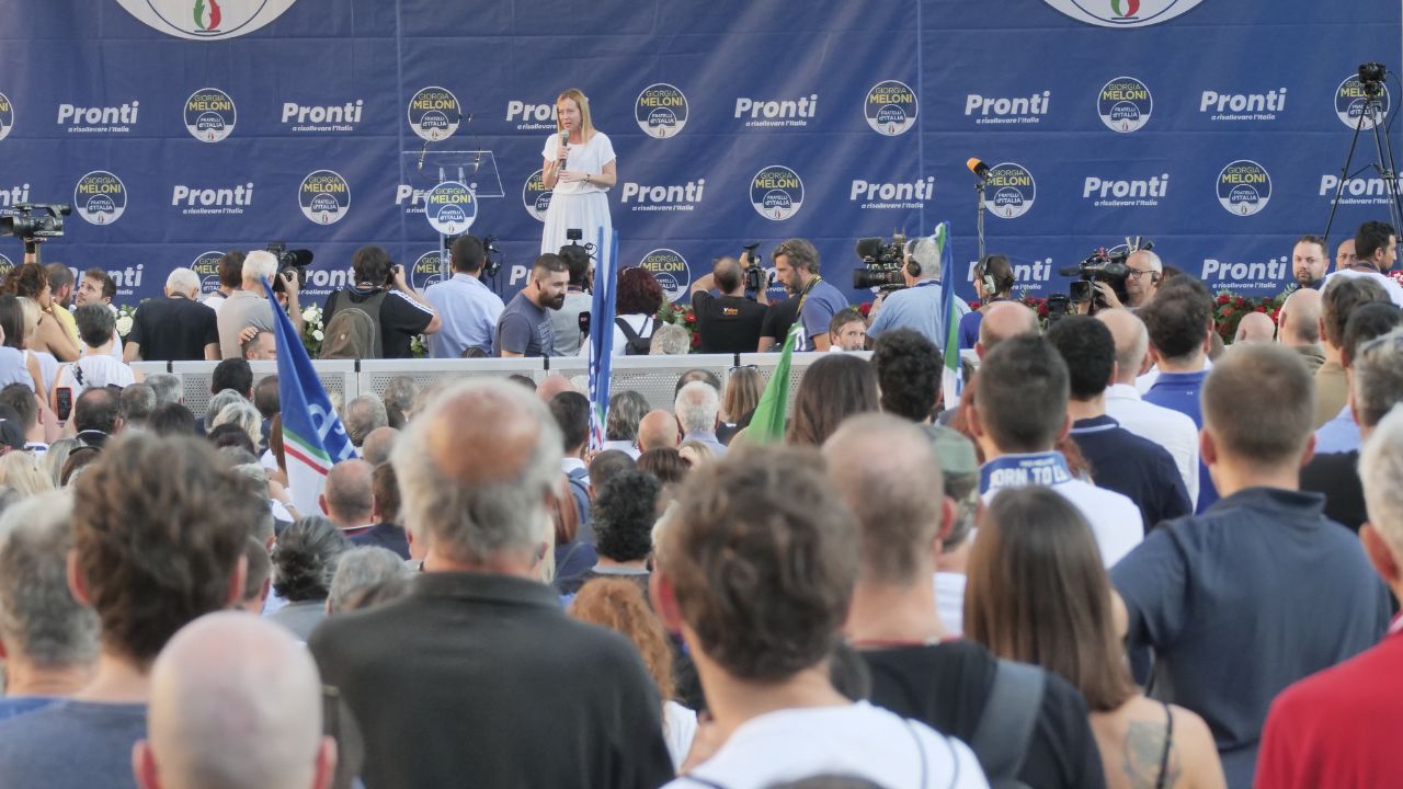 Sondaggi politici, Fratelli d’Italia cala al 28,5%: Meloni perde consensi dopo referendum e crisi energetica