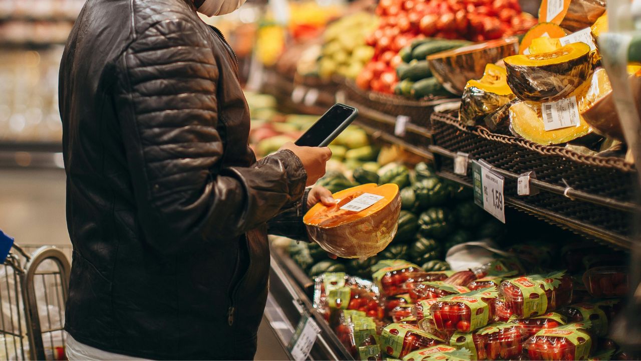 Spesa, il carrello è fuori controllo: ortaggi a +35% e arriva lo stop dei Tir