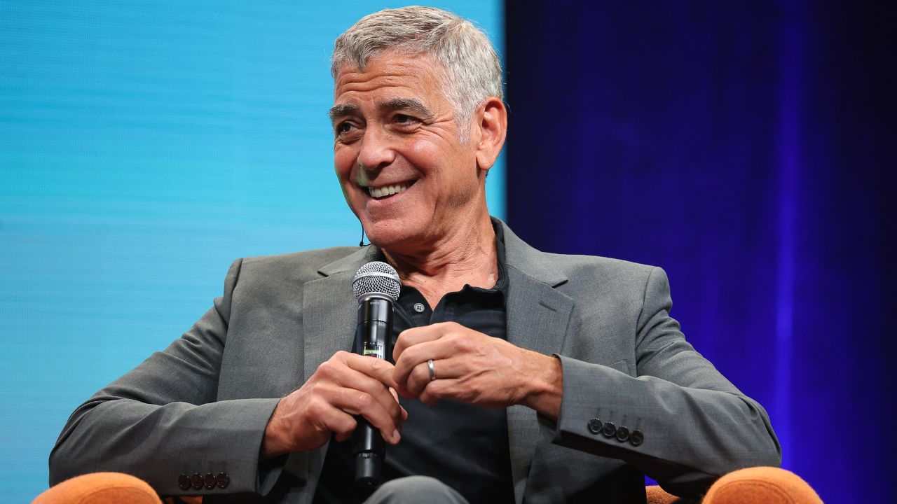George Clooney contro Trump, l’attore parla di guerra e crimini di guerra in Iran e la replica è da asilo: “Sì ma lui recita male”