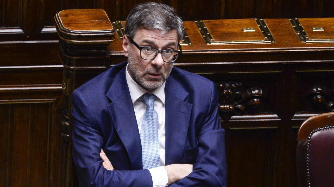 Giorgetti avverte: Pil in calo, deficit in salita e shock energia, “chiedete a Trump le previsioni” mentre l’Italia prepara nuove mosse