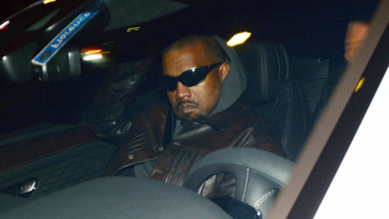 Kanye West bandito dal Regno Unito: il governo nega l’ingresso al rapper. Ecco cosa è successo