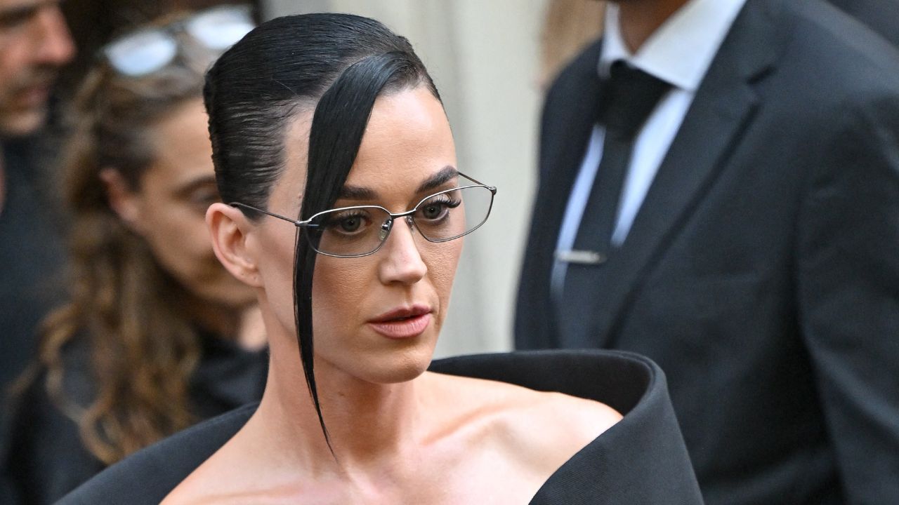 Katy Perry “incognito” a Roma: lo strano gesto alla Fontana di Trevi e il vero motivo del blitz