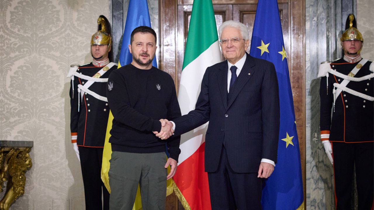 Mattarella accoglie Zelensky e blacca i filoputiniani d’Italia: “Saremo sempre al fianco dell’Ucraina”