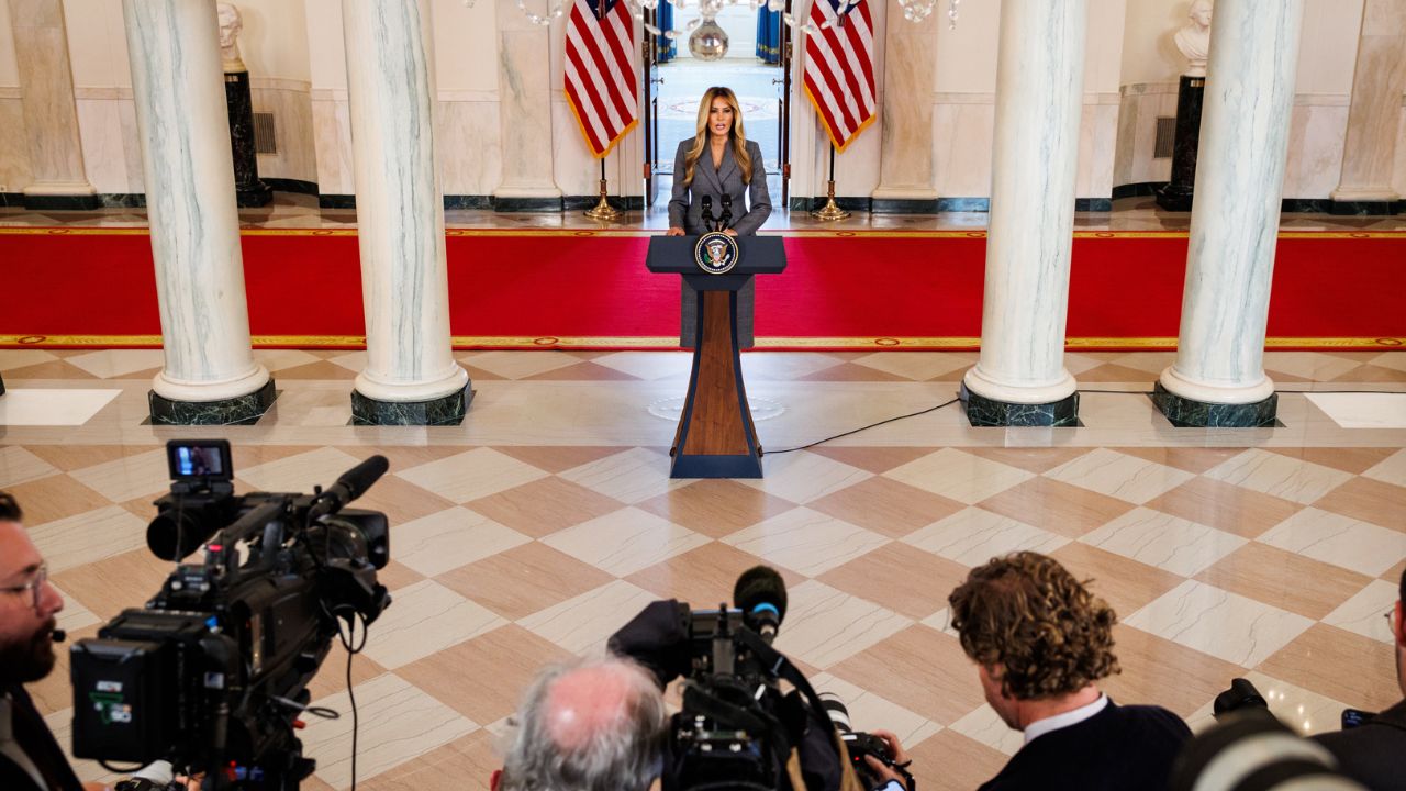 Melania Trump rompe il silenzio su Epstein: “Mai stata la sua amante”, poi sfida Donald Trump e chiede audizioni pubbliche