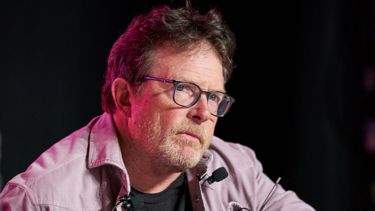 Michael J. Fox “muore” per errore sulla Cnn: panico online mentre l’attore è vivo e applauditissimo a Hollywood