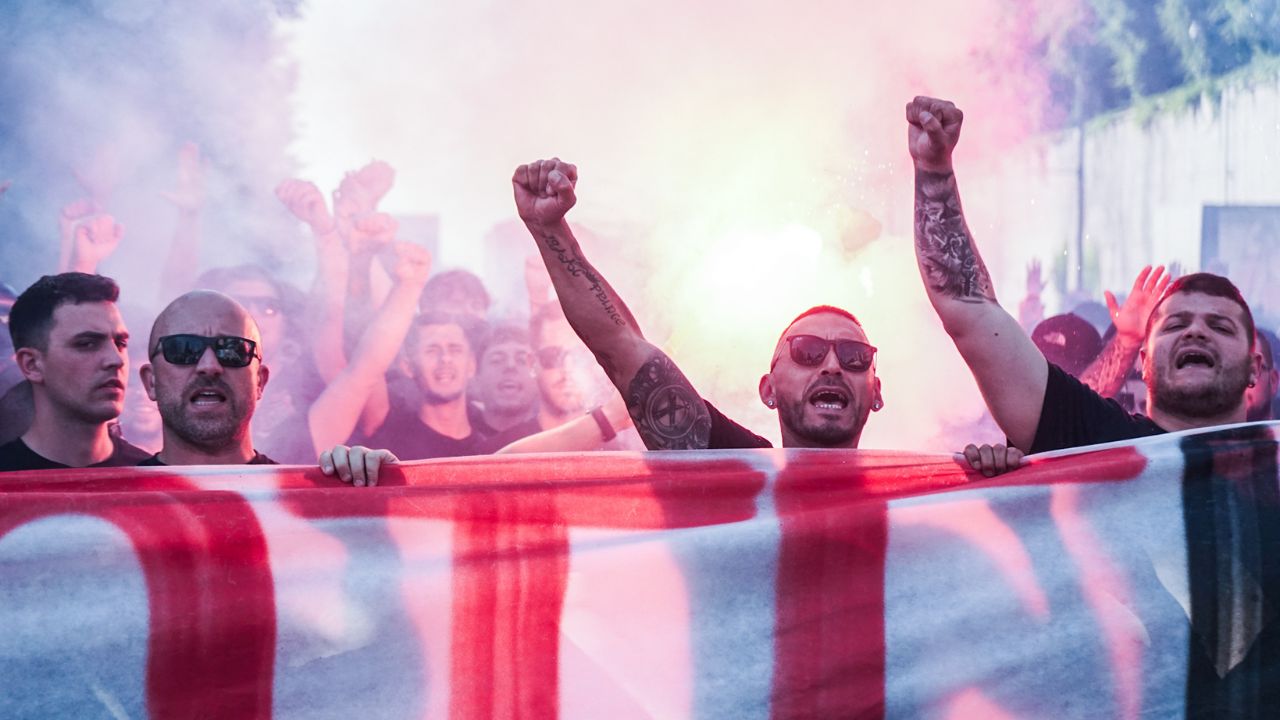 Curva Sud Milano, la svolta politica degli ultras rossoneri: banchetti, firme e slogan contro divieti e società