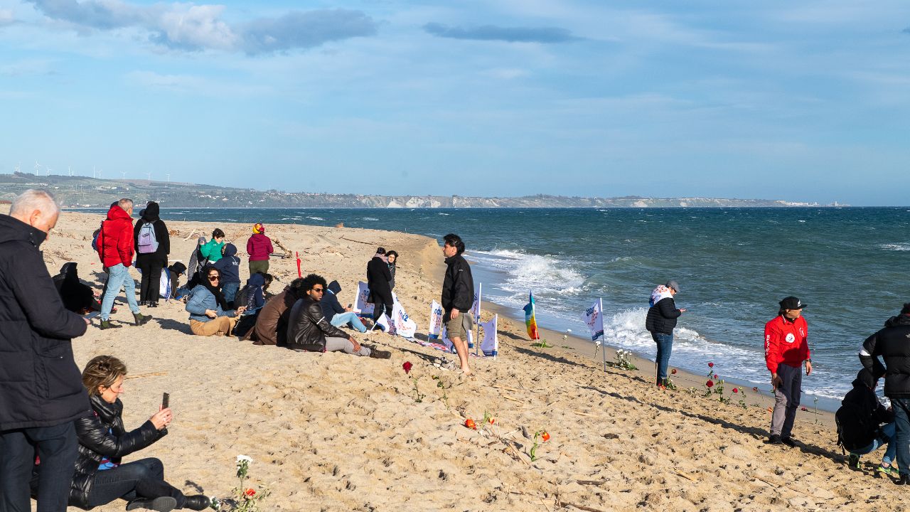 Naufragio di Cutro, la perizia accusa: “Quelle cento vite si potevano salvare”, in aula il peso dei mancati soccorsi