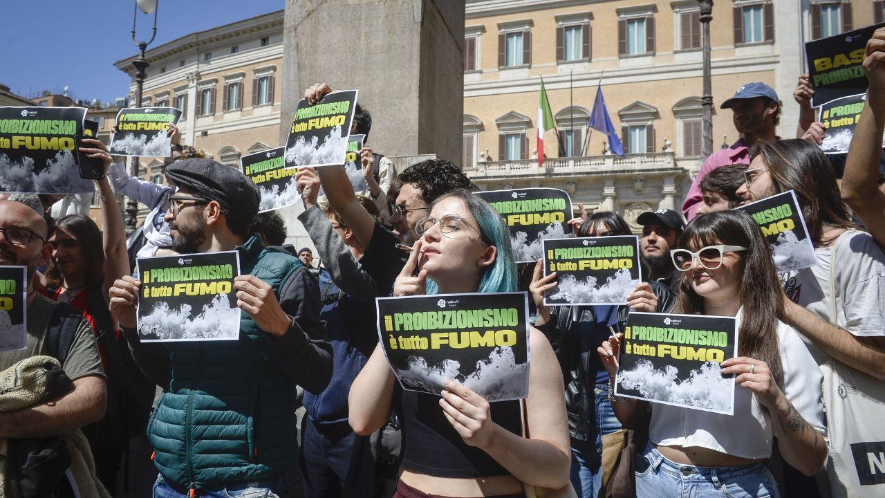 Palazzo Montecitorio Sit in dei Radicali italiani davanti la Camera dei deputati contro il dl sicurezza