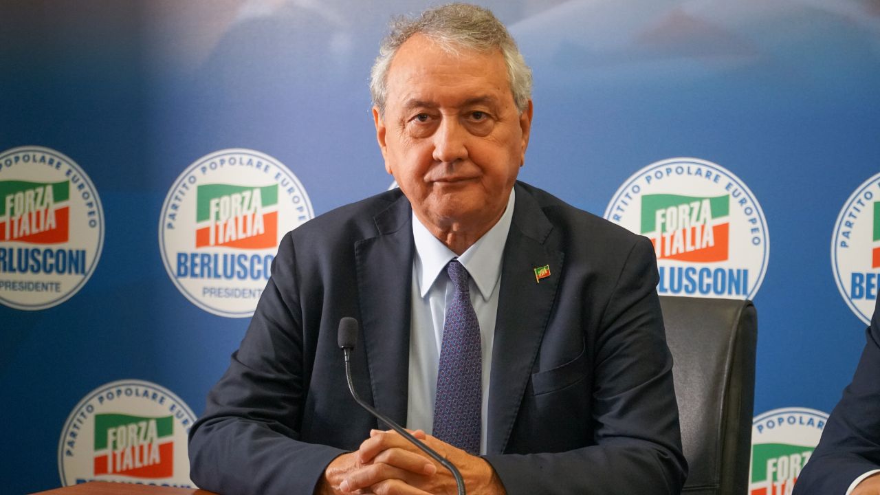Paolo Barelli lascia Forza Italia tra le polemiche: “I partiti non si guidano da fuori”, schiaffo ai fratelli Berlusconi e caos azzurro