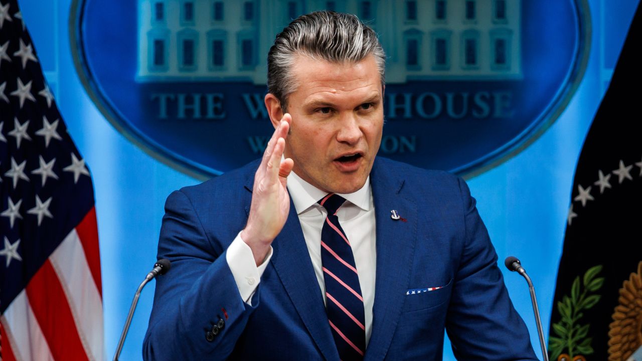 Impeachment contro Hegseth, i democratici attaccano il capo del Pentagono: accuse di crimini di guerra e abuso di potere
