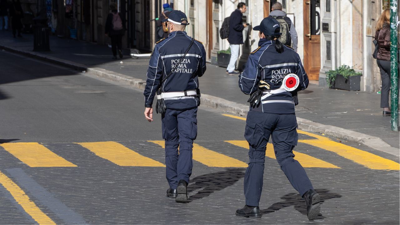 Spari al corteo del 25 aprile a Roma, chi è Eithan Bondi: il 21enne fermato tra armi soft air, coltelli e piste su gruppi radicali