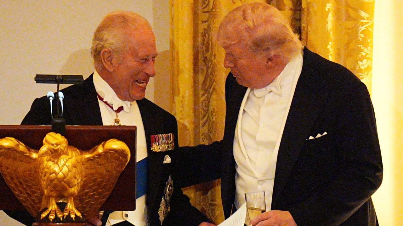 Trump e Re Carlo III sono davvero parenti? L’indiscrezione sul legame segreto e le battute al veleno alla Casa Bianca