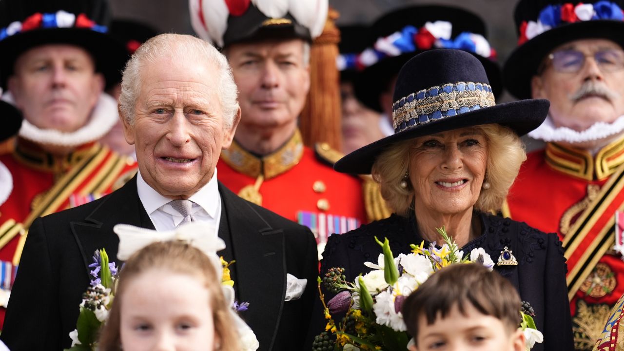 Carlo e Camilla, oggi l’anniversario. Una storia contro tutto e tutti: dal primo incontro negli anni Settanta alle nozze, fino ai 21 anni insieme