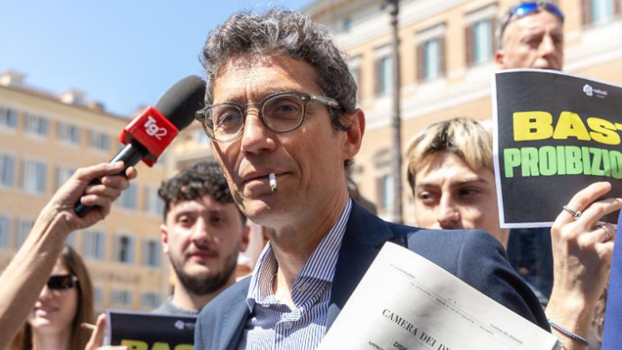 Fumando cannabis a Montecitorio, la provocazione di Riccardo Magi nel giorno del “4/20”