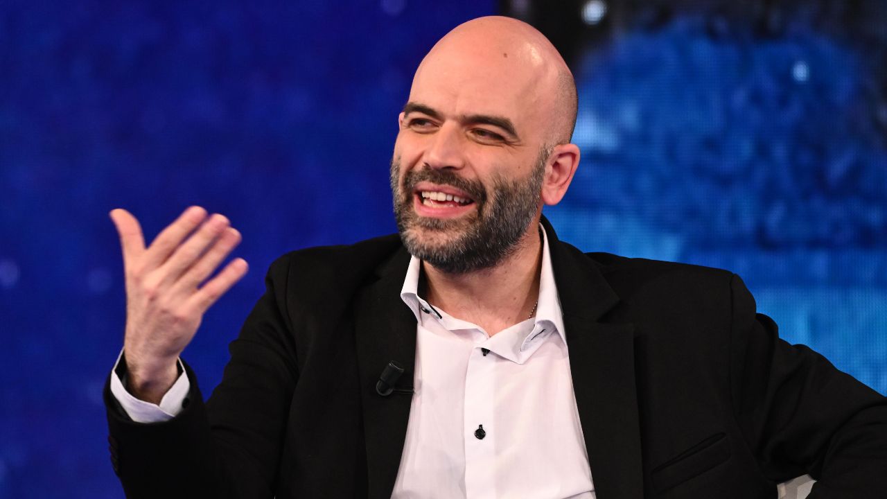 Roberto Saviano batte Salvini in tribunale: assolto per l’insulto “Ministro della malavita”. L’ira del vicepremier: “Lo querelo ancora”