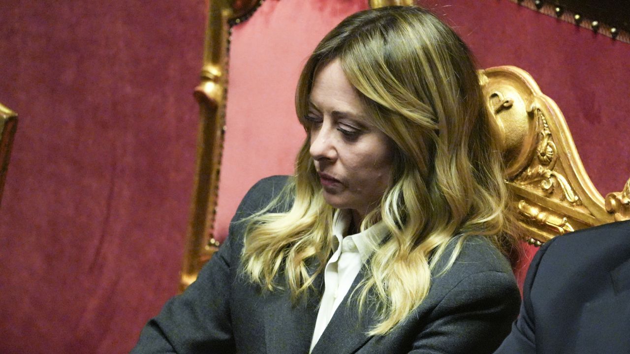 Meloni si scaglia contro Trump con nove ore di ritardo: il Vaticano non capisce la prima nota, Palazzo Chigi tentenna e poi è costretto allo strappo