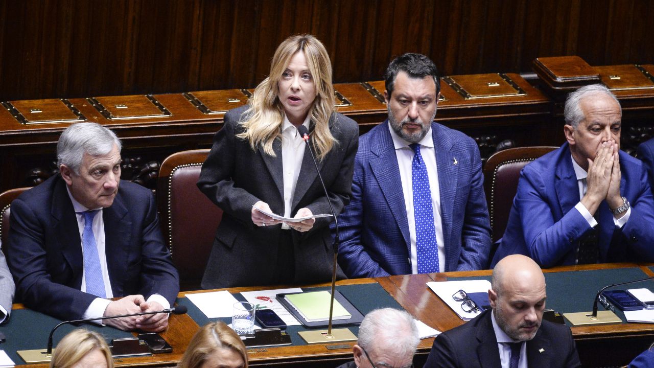 Meloni alla Camera: “Governerò 5 anni, non scappo”. Lo scontro totale con l’opposizione, tra antimafia, caro-voli e guerra