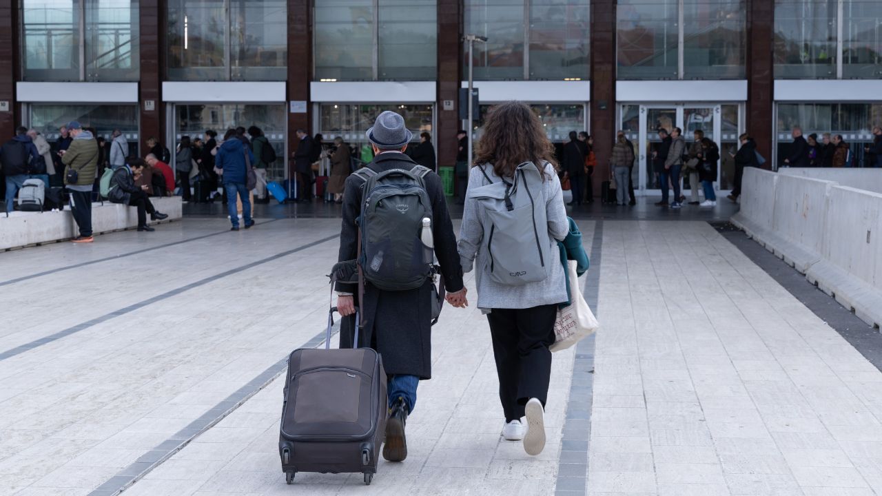 Martedì nero per l’Alta Velocità: treni paralizzati e ritardi oltre le 3 ore. È caos sulla Napoli-Roma