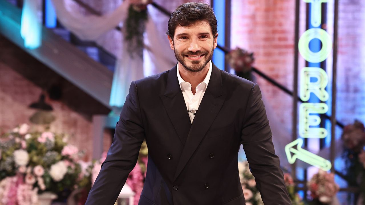 Sanremo 2027, rivoluzione De Martino: addio alla serata Cover? La mossa per “europeizzare” il Festival
