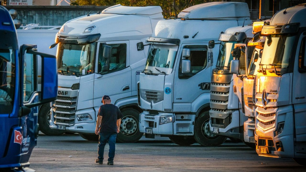 Protesta degli autotrasportatori, decine di tir fermi a Catania e Palermo