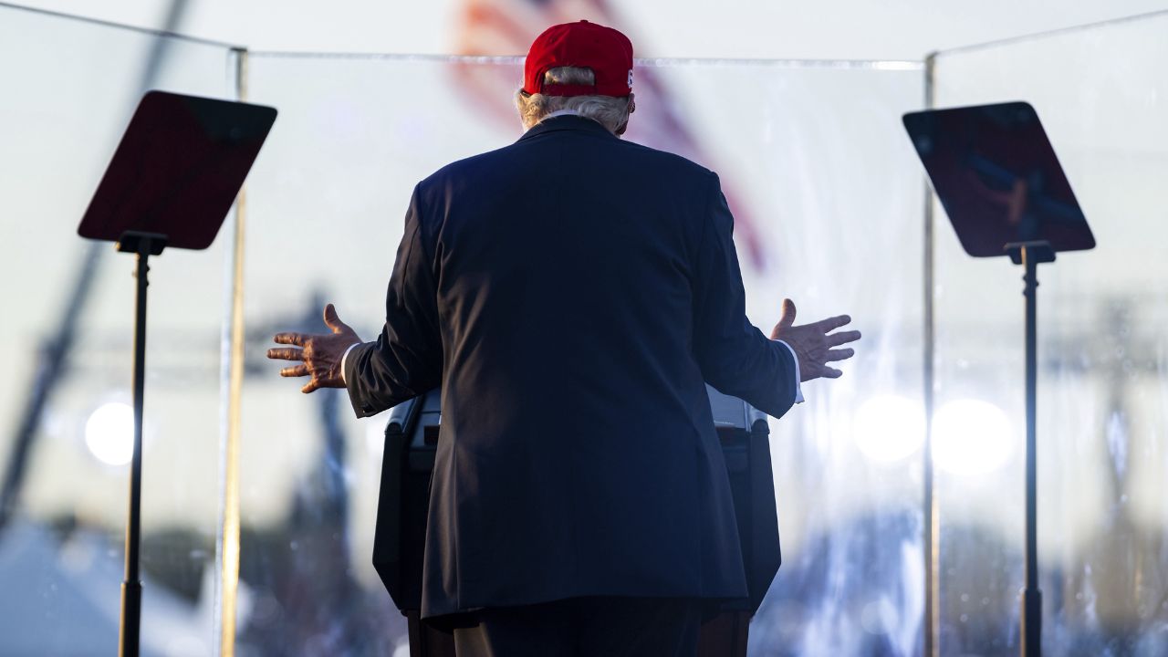 Trump, il sospetto divide il mondo MAGA: “Attentato una messinscena?”, ora i dubbi arrivano dai suoi stessi sostenitori