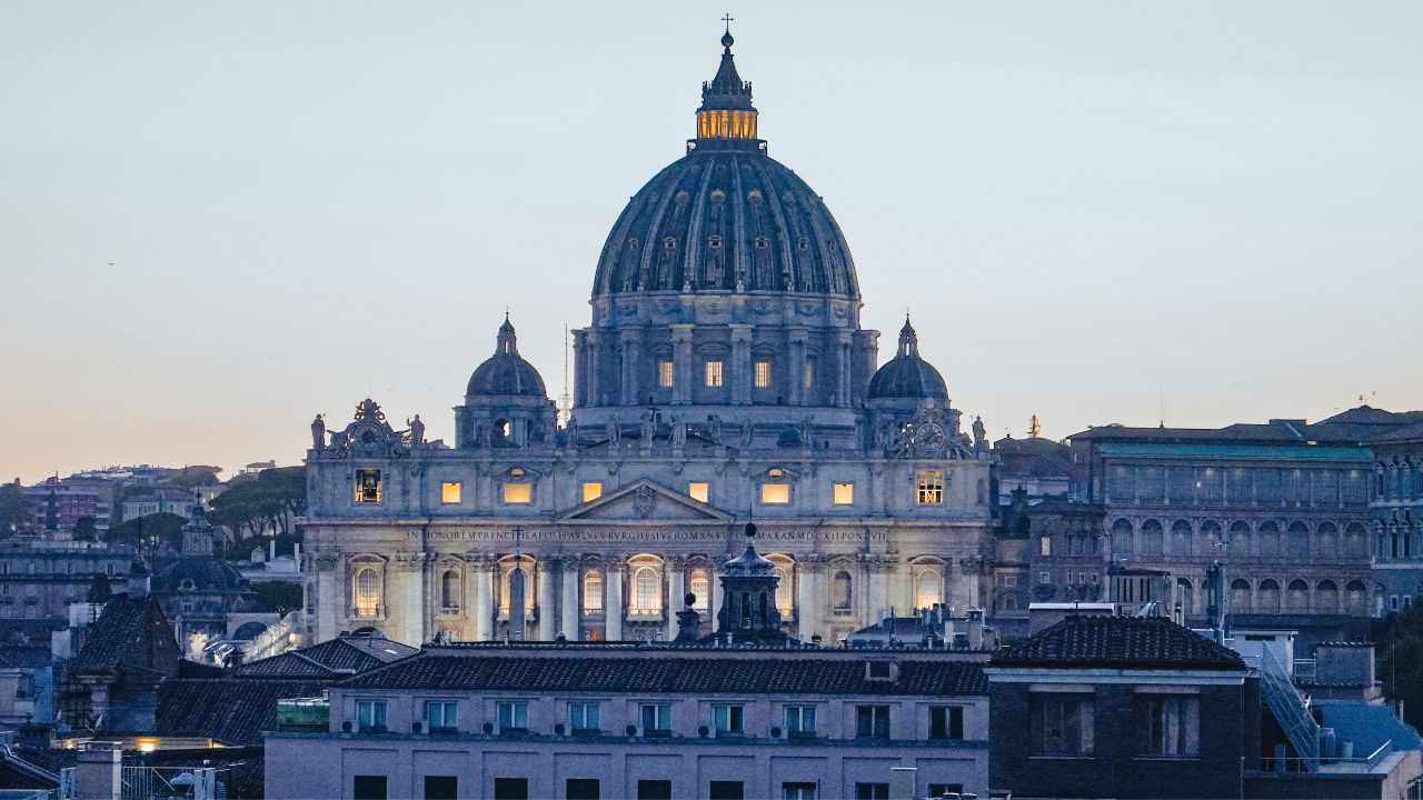 Dossieraggi all’Antimafia, Striano spiava anche il Vaticano: i nomi cercati prima degli scandali e il sospetto di una rete che sapeva tutto in anticipo